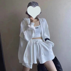 <span class=keywords><strong>Tuta</strong></span> Sportiva da Donna alla Moda in Tre Pezzi <span class=keywords><strong>con</strong></span> Giacca <span class=keywords><strong>con</strong></span> Cappuccio, Top Corto e Pantaloncini - Product Image 1