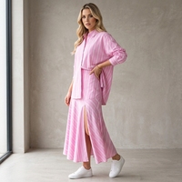 Ensemble deux pièces personnalisé pour femme, rayé rose et blanc, chemise à manches longues boutonnée et jupe longue fendue, idéal pour les vacances