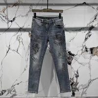 Jean Boyfriend Homme Taille Haute Effet Usé avec Patchs et Emblèmes Coupe Droite en Denim Tissé Sportif pour l'Été