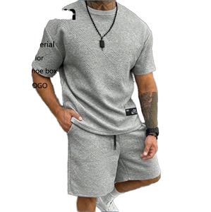 Conjunto Deportivo de Dos Piezas para Hombre, Camiseta de Cuello Redondo Corta Informal de Punto a la Moda, con Logotipo Personalizado Estampado en Color Sólido - Product Image 1