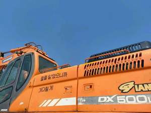 Excavadora Usada Doosan DX500 de 20 Toneladas, de Segunda Mano, Pesada y Mediana, con Accesorio de Barrena de Goma Daewoo, Precio Económico - Product Image 3