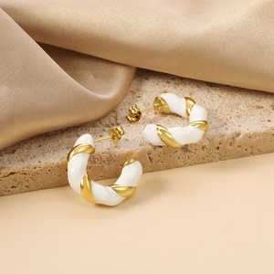 Orecchini a Cerchio Geometrici in Acciaio Inossidabile Placcati Oro 18k, Forma a C Intrecciata con Gocce Colorate, <span class=keywords><strong>Gioielli</strong></span> Unisex di Tendenza - Product Image 3