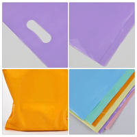 Sacs de courses en plastique personnalisés avec logo, poignée découpée, en PE, écologiques et réutilisables pour vêtements et cadeaux (vente en gros)