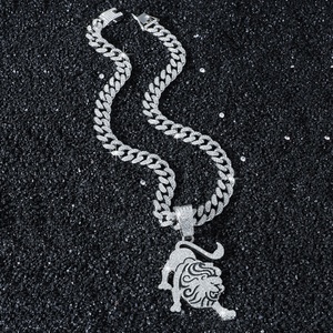 Pendentif Lion Rugissant Sertie de Pierres avec Charme Crinière en Émail Noir, Collier Chaîne Cubaine Plaqué Or, Bijou Hip Hop Streetwear Sauvage, Cadeau - Product Image 4