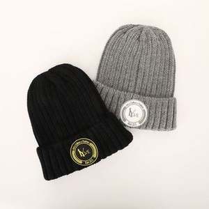 Gorros de Punto Unisex de Alta Calidad Personalizados para Hombre y Mujer, Gorro de Punto Cálido de Invierno con Parche de Cuero con Logotipo Teñido Liso, Estilo Dobby Común - Product Image 4