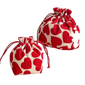 Grande trousse de maquillage à cordon de serrage, imprimé cœur, en velours côtelé, organiseur de cosmétiques, pochette de rangement portable tendance pour femmes - Product Image 1