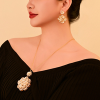 Parure de bijoux tendance en cuivre avec boucles d'oreilles clous et collier en forme de fleur de coquillage blanc de luxe pour femme, accessoires cadeaux au style raffiné