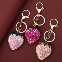 Porte-clés en strass en forme de cœur de fraise en cristal pour femmes, accessoires promotionnels personnalisables avec logo et couleur, vente en gros