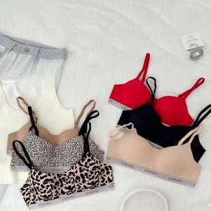 Sujetador Deportivo con Soporte Suave en Forma de W, 3/4 de Copa, Spandex/Nailon, Diseño Retro Moderno con Puntos Ondulados y Conexión Sin Costuras - Product Image 1