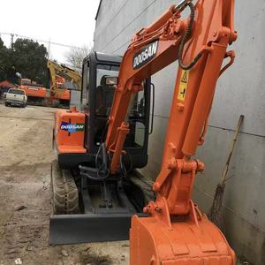 Excavadora de cadenas pequeña usada Doosan DH35 de 3.5 toneladas, excavadora hidráulica pequeña para trabajos de construcción en espacios reducidos en jardines municipales. - Product Image 3