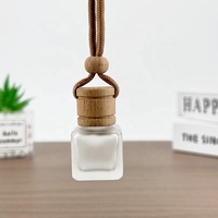 Bouteille de parfum de voiture carrée mate vide de 8ml bouteille de diffuseur de parfum de voiture suspendue avec couvercle rond en bois de hêtre