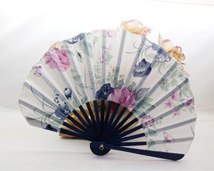 Éventail pliant rond personnalisé à motifs floraux, en tissu chinois et japonais, artisanat en bambou, avec sacs cadeaux pour mariages et fêtes - Product Image 4