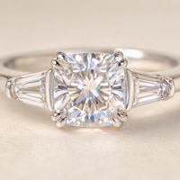 Bague de fiançailles pour femme en argent sterling 925 avec moissanite taille coussin 1 carat et trois pierres en zircone cubique taille baguette conique