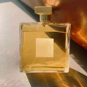 Perfume Natural con Fragancia Fresca y Ligera para Mujer, Aroma Duradero para Habitaciones y Cuerpo - Product Image 1