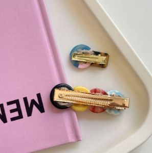 कईजिन नए डिजाइन रंगीन एसीटेट हेयर क्लिप के साथ लड़कियों की महिलाओं के लिए क्रॉस सिलाई का विवरण - Product Image 4