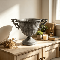 Pot de fleurs vintage en fer de style manoir français avec doubles poignées, rainures verticales et base surélevée pour aménagement paysager et plantation de verdure