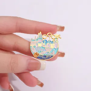 Castelo mágico dos desenhos animados esmalte broche fantasia filme inspirado mochila de metal emblema acessórios de roupas presente