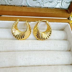 Pendientes Xinfly en Forma de U con Diseño de Ola en Oro de 18K, Au750, Auténticos, Resistentes, Versátiles, de Alta Gama y Lujo para Mujer, para Boda o Regalo - Product Image 4