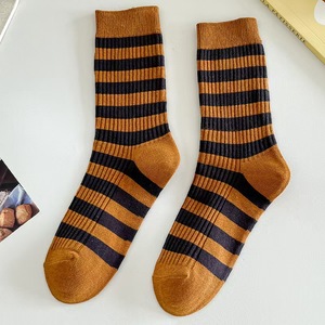 5/10 paires de chaussettes rétro colorées à rayures en coton mélangé importées, mignonnes et sportives pour femmes - Product Image 6