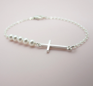 Braccialetto con Croce della Fede per Bambini con Perle d'Acqua Dolce, Placcato in Acciaio Inossidabile PVD, Gioielli alla Moda Placcati Argento - Product Image 5