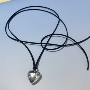 Collana con Ciondolo a Cuore Nero per Donne, Stile Pelle, Charm 3D a Cuore, Gioiello da Collo Semplice e alla Moda - Product Image 3