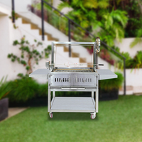 Chariot de barbecue au charbon de bois style Santa Maria en acier inoxydable avec rôtissoire, foyer en briques réfractaires pour usage commercial et terrasses