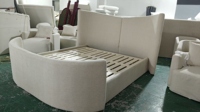 Cadre de lit rembourré en velours avec tête de lit incurvée, lit plateforme moderne avec banc en bois, mobilier de chambre à coucher de luxe