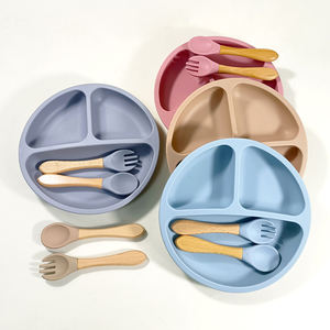Assiette d'apprentissage pour bébé, assiette divisée avec poignée en bois, cuillère et fourchette en silicone, matériau résistant à la chaleur, compatible micro-ondes - Product Image 3
