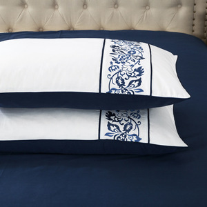 Housse de couette brodée en coton à longues fibres des années 100 Draps de lit bleus Ensemble de literie quatre pièces de luxe léger ODM/OEM - Product Image 3