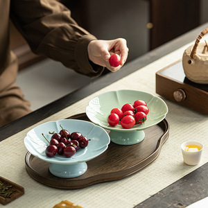 Plateau à fruits en céramique en forme de fleur, plat à pied en porcelaine pour servir thé, en-cas, desserts lors de fêtes - Product Image 1
