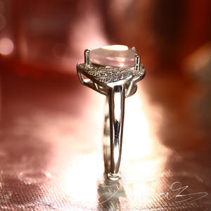 Bague vintage pour femme de la série Otherworld, incrustée de quartz rose et de strass, fabriquée à Hong Kong - Product Image 3