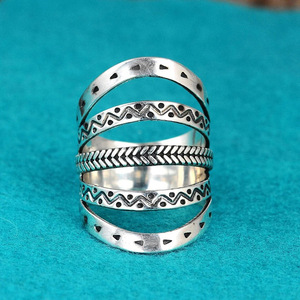 Anello Geometrico Stratificato in Metallo Invecchiato da Donna, Accessorio Gioiello Trendy di Nicchia a Fascia Singola per Outfit Quotidiani - Product Image 1