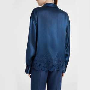 Chemise en satin <span class=keywords><strong>bleu</strong></span> <span class=keywords><strong>nuit</strong></span> sur mesure pour femmes avec détail de dentelle à l'ourlet, manches longues, coupe ample, chemisier décontracté formel - Product Image 4