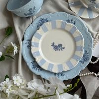 Service de table en céramique rayé bleu clair vintage français, ensemble de vaisselle en porcelaine avec motif rose bleue en relief, assiette, tasse et bol