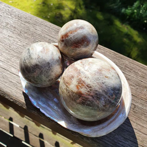 Sfere <span class=keywords><strong>di</strong></span> cristallo <span class=keywords><strong>di</strong></span> <span class=keywords><strong>pietra</strong></span> solare e <span class=keywords><strong>pietra</strong></span> <span class=keywords><strong>di</strong></span> luna <span class=keywords><strong>blu</strong></span> lucido <span class=keywords><strong>di</strong></span> alta qualità con oro per la meditazione e decorazioni <span class=keywords><strong>di</strong></span> cristallo - Product Image 3