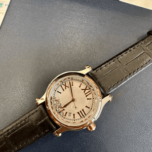 Montre à quartz pour femme avec boîtier bicolore or et argent, bracelet en cuir noir et cadran à chiffres romains Chopards - Product Image 5