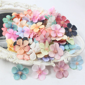 Fleurs artificielles uniques de cerisier en soie, pétales pour décoration de mariage, accessoires de coiffure, fournitures artisanales - Product Image 1