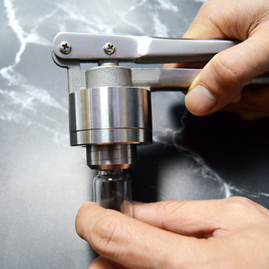 Machine de sertissage manuelle en acier inoxydable de 20 mm facile à utiliser pour les bouchons de flacons, les bouchons de bouteilles, les fermetures, recyclables et rechargeables - Product Image 3