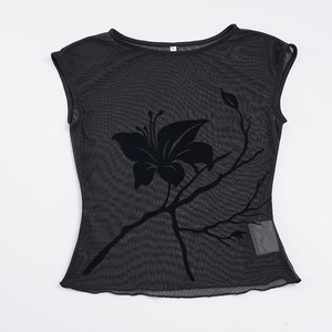 เสื้อครอปท็อปตาข่ายสีดำสำหรับผู้หญิง พิมพ์ลายดอกไม้ แขนสั้น ซีทรู ทรงเข้ารูป เซ็กซี่ สไตล์ Y2K รุ่นใหม่ ปี 2026 - Product Image 6