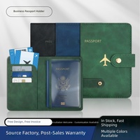 Porta Pasaportes de Cuero PU con Estampado Dorado y Cierre a Presión, con Múltiples Ranuras para Tarjetas
