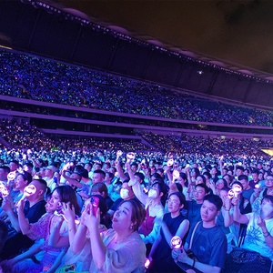 แท่งหมุนมหัศจรรย์แบบพกพามีไฟ LED สีรุ้งพร้อมกังหันดีไซน์รูปผีเสื้อสำหรับวันฮาโลวีนโอกาสปีใหม่ - Product Image 3