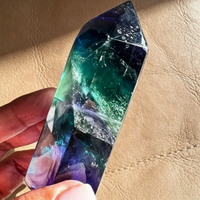 Vente en gros de pointes de fluorite arc-en-ciel naturelle polies, baguette de cristal de fluorite arc-en-ciel, obélisque pour la guérison énergétique et la décoration intérieure