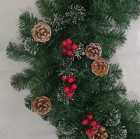 Guirlande de Noël artificielle pré-éclairée en gros, guirlande verte en PVC avec pommes de pin, baies rouges et lumières LED, décoration de fêtes