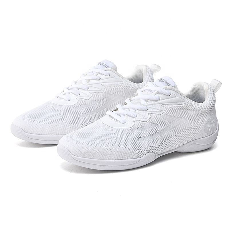 zapatos de gimnasia blancos para su próxima actuación épica