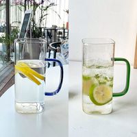 Vente en gros Tasse en verre carrée transparente pour boissons glacées Bière Cola Soda avec poignées colorées Couvercle en bambou Paille colorée