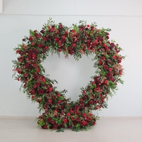 Arche de fleurs artificielles de Noël rouge et or, mur floral vert pin et rose rouge pour la décoration de fêtes, mariages et événements