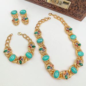 Parure de bijoux vintage bohème géométrique en laiton incrusté plaqué or, avec turquoise du Sud-Ouest, collier, boucles d'oreilles et bracelet - Product Image 1