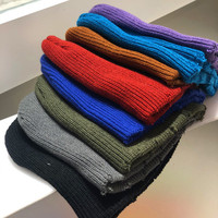 Moda invernale Unisex in acrilico lavorato a maglia Logo ricamato etichetta surfista strappata berretto Led cappello per uomo donna