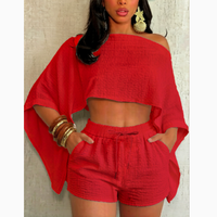 Ensemble deux pièces pour femme : Haut cape asymétrique et short taille haute – Idéal pour l'été, les soirées décontractées, les dîners et les vacances – Personnalisable avec logo
