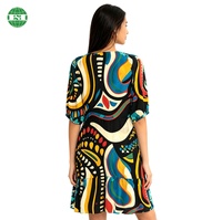 Robe en satin soyeux à imprimé géométrique fluide personnalisé, avec manches bouffantes élastiques longueur coude et ourlet à volants, décolleté en V profond